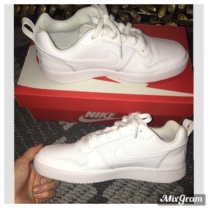 9.5 WMNS NIKE COURT BOROUGH LOW